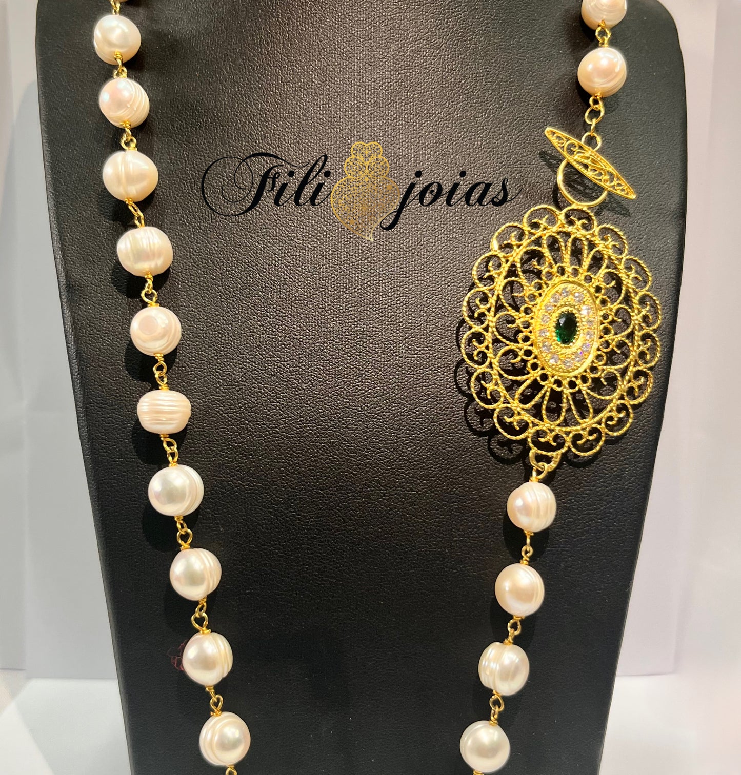 Colar de Pérolas com a Medalha Barroca