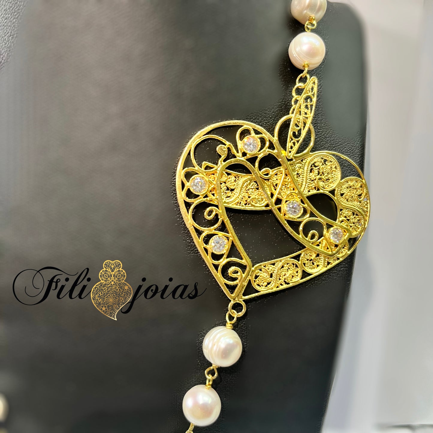 Colar de Pérolas com Coração Moderno de Zircónias
