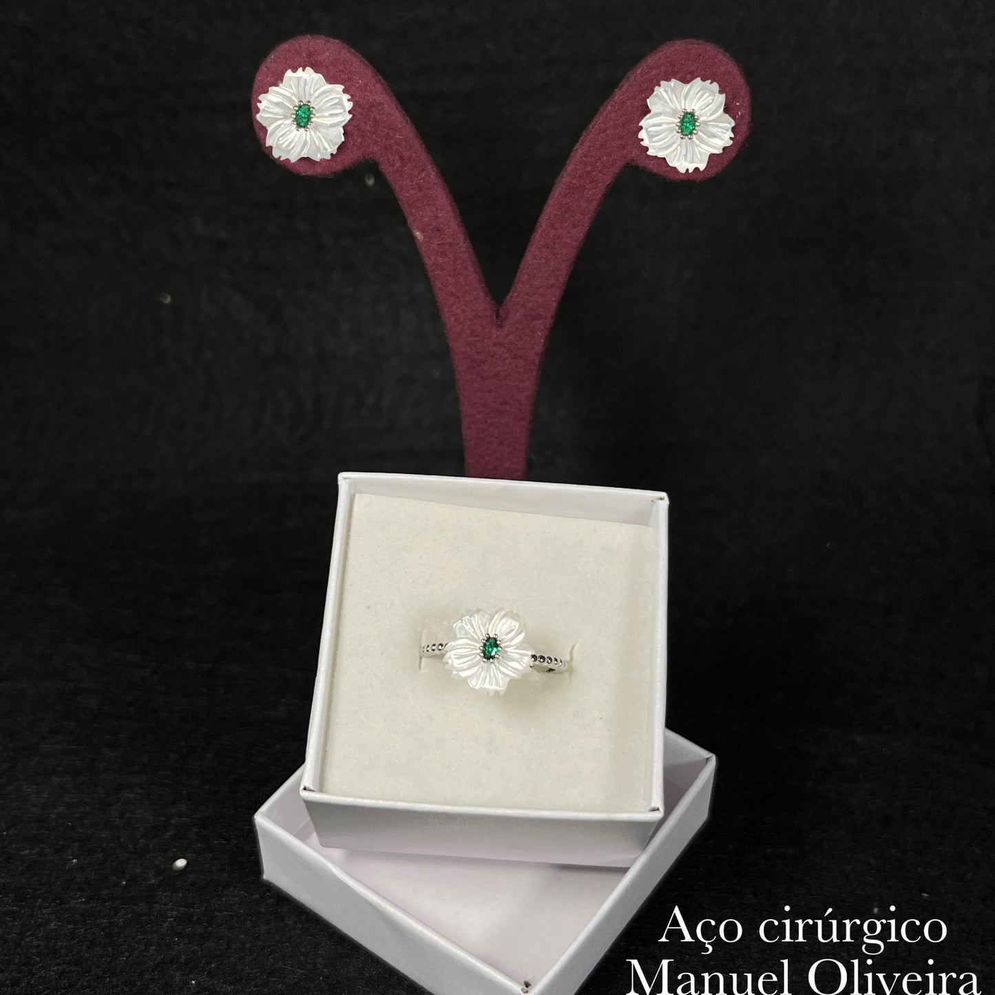 •Conjunto Flor em Mar de Pérola com Zircónia Verde Aço Cirúrgico Hipoalergênico