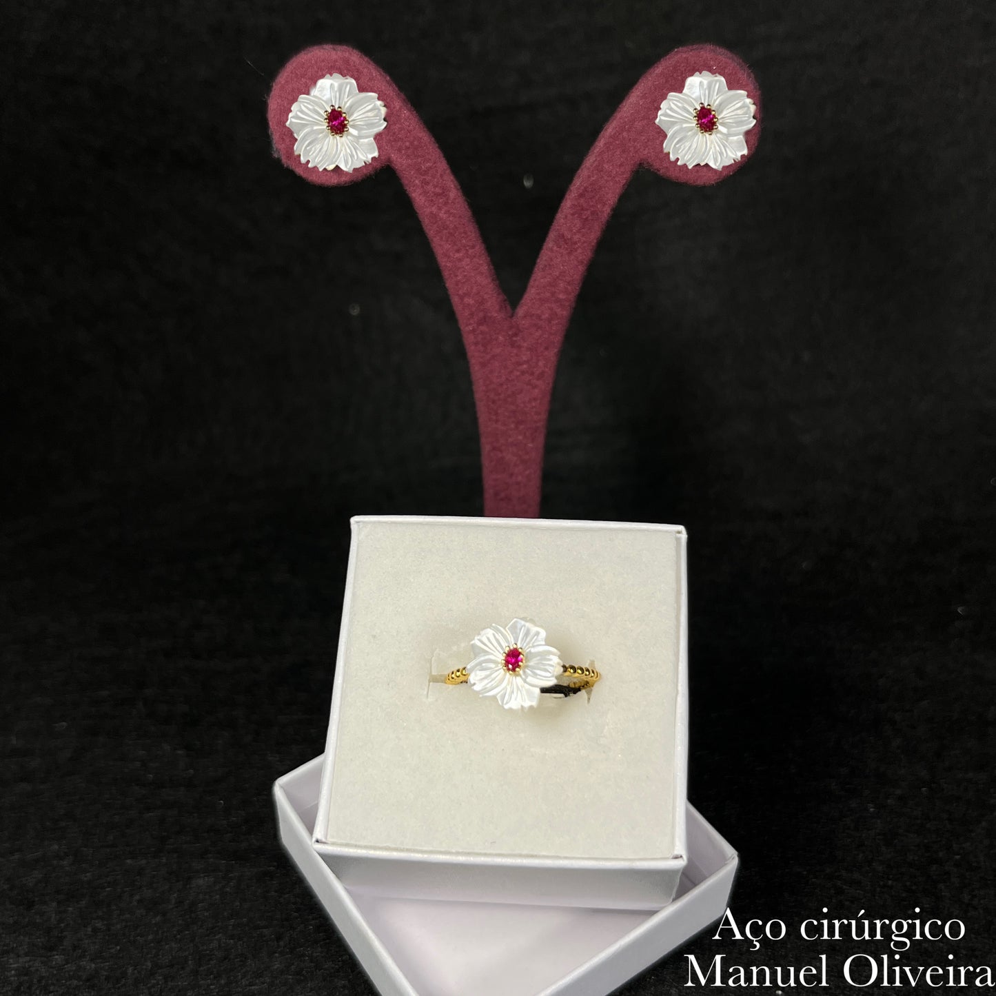 •Conjunto Flor em Mar de Pérola com Zircónia Vermelha Aço Cirúrgico Hipoalergênico