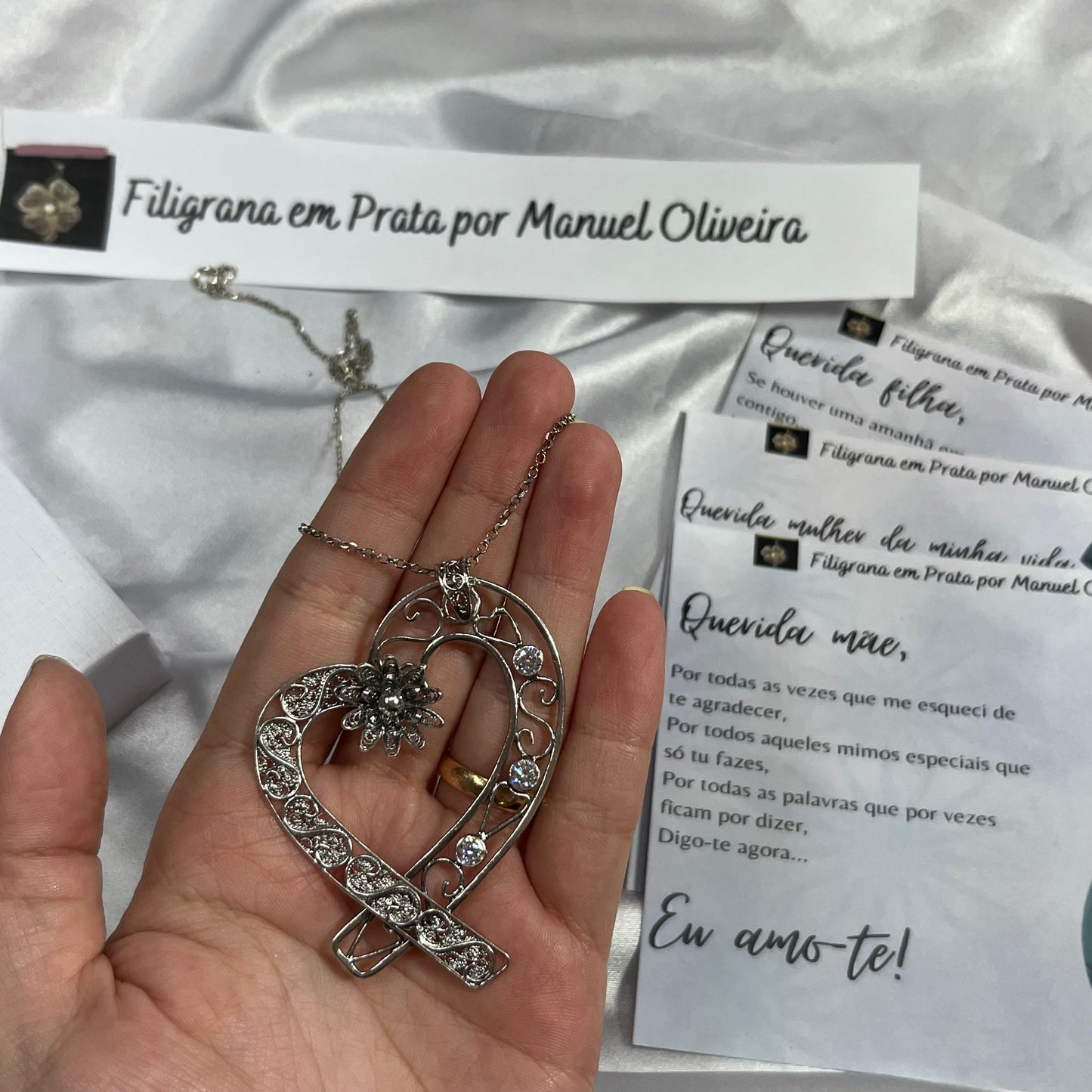 Medalha Coração Entrelaçado com flor aberta