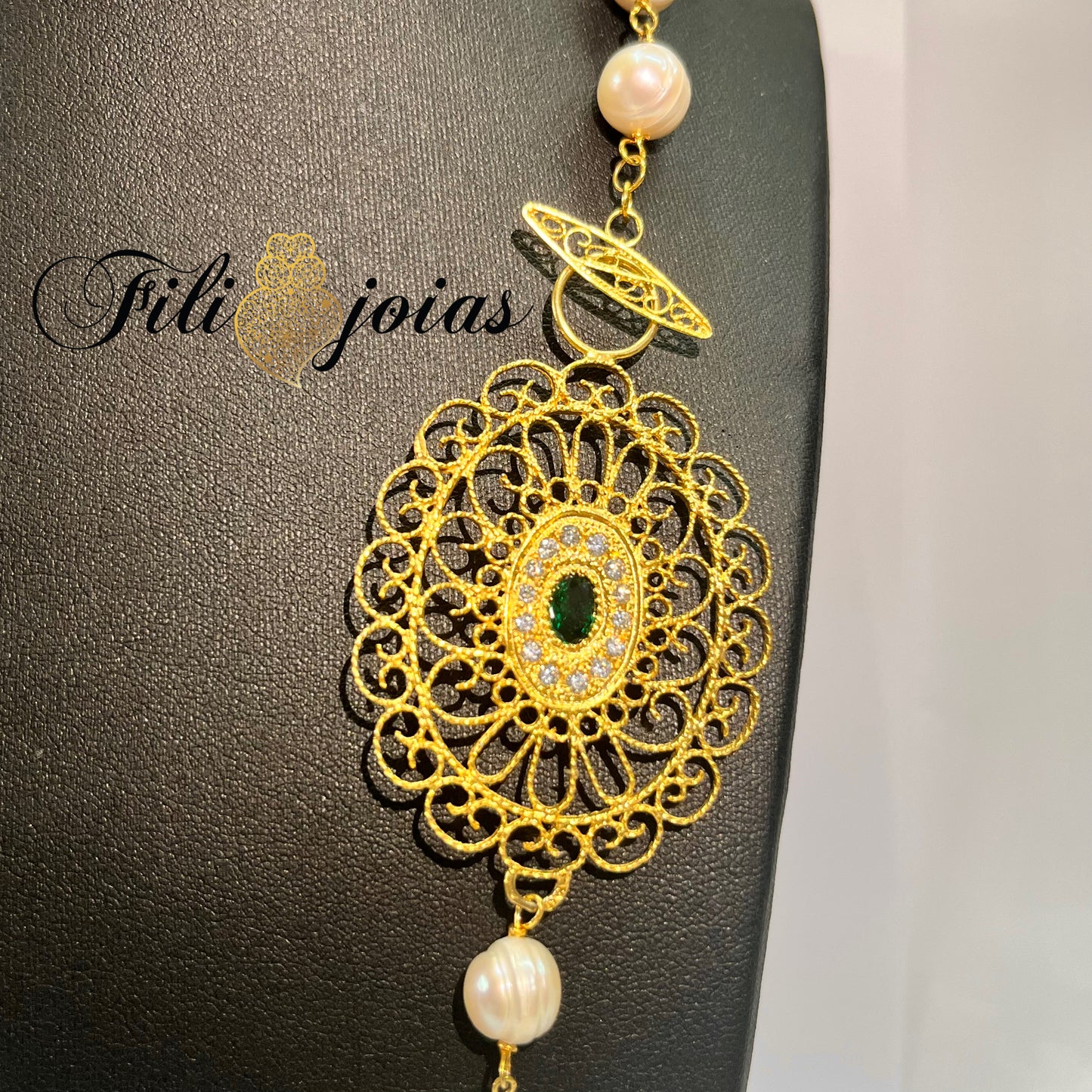 Colar de Pérolas com a Medalha Barroca